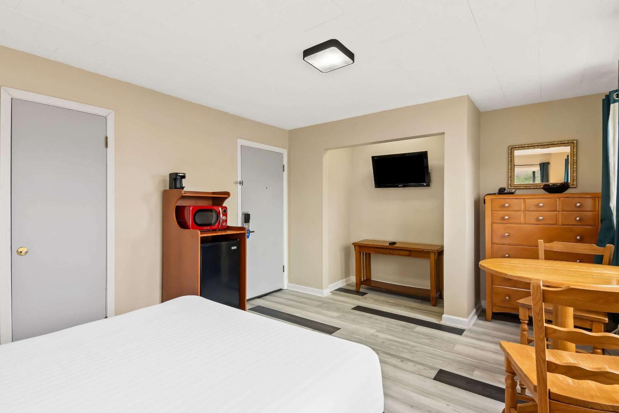 Rodeway Inn Formerly Camp Inn Lodge Oscoda Екстериор снимка